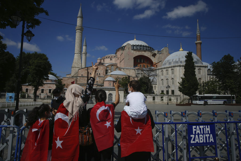 ΕΕ προς Ερντογάν: Να αλλάξει την απόφασή για την Αγία Σοφία
