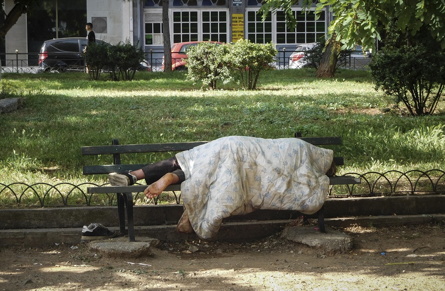 Η οικονομία καταρρέει, το μνημόνιο έρχεται