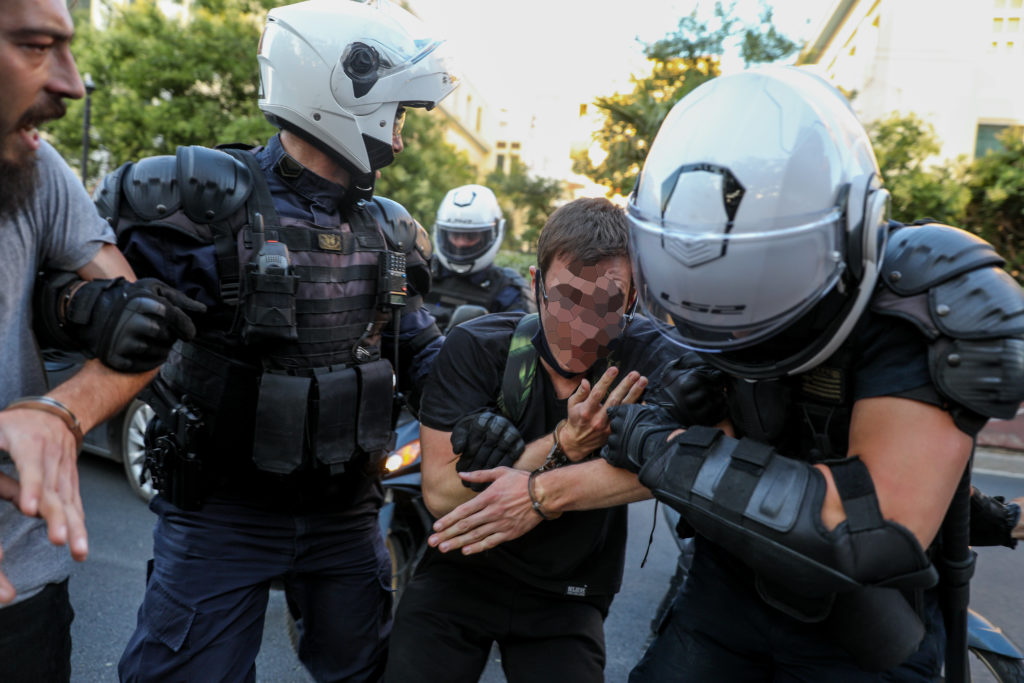 Αστυνομικοί επιτέθηκε σε διαδηλωτές που αποχωρούσαν από αντιφασιστική συγκέντρωση (Photo – Video)
