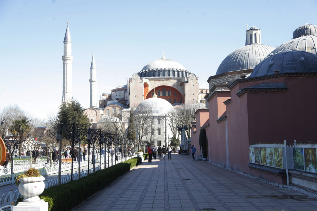 Πολιτικοοικονομικό θρίλερ πίσω από την απόφαση του Ερντογάν να κάνει τζαμί την Αγια-Σοφιά