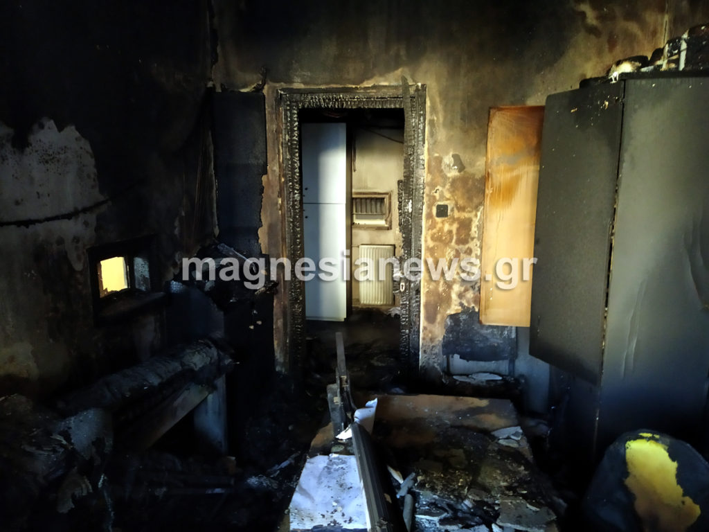 Βόλος: Τυλίχθηκε στις φλόγες το κτήριο της Περιφερειακής Ενότητας