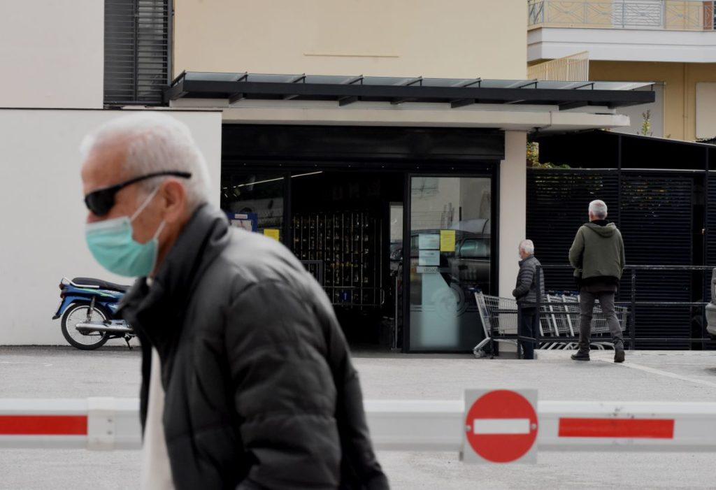 Η μάσκα επιστρέφει υποχρεωτικά στα σούπερ μάρκετ από το Σάββατο