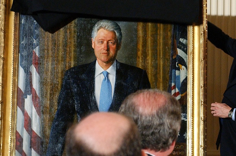 O Tραμπ «ξήλωσε» τα πορτρέτα των Κλίντον και Μπους στο Λευκό Οίκο