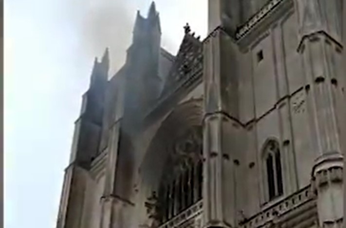 Γαλλία:  Έρευνα για εμπρησμό από πρόθεση, για την πυρκαγιά στον καθεδρικό ναό της Νάντης  (video)