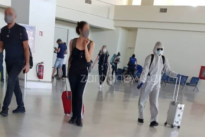 Απίστευτο θέαμα στο αεροδρόμιο Xανίων: Προσγειώθηκε τουρίστας… ετοιμοπόλεμος για τον κορονοϊό