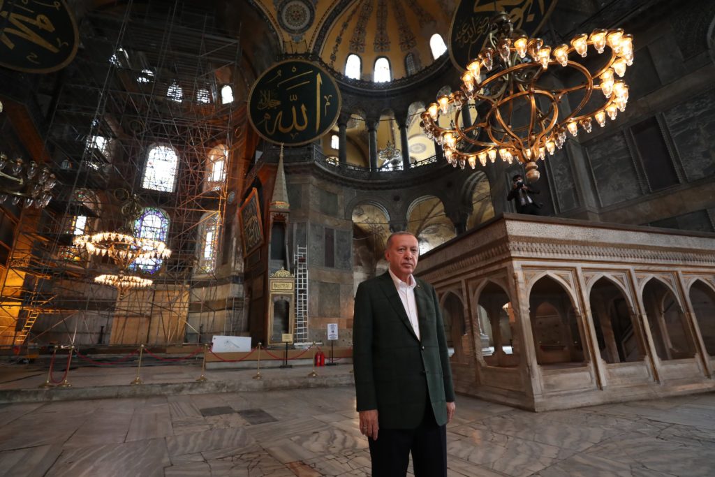 Διεθνείς αντιδράσεις για την «φιέστα» Ερντογάν στην Αγία Σοφία: Σύμβολο της αποτυχίας του Ερντογάν