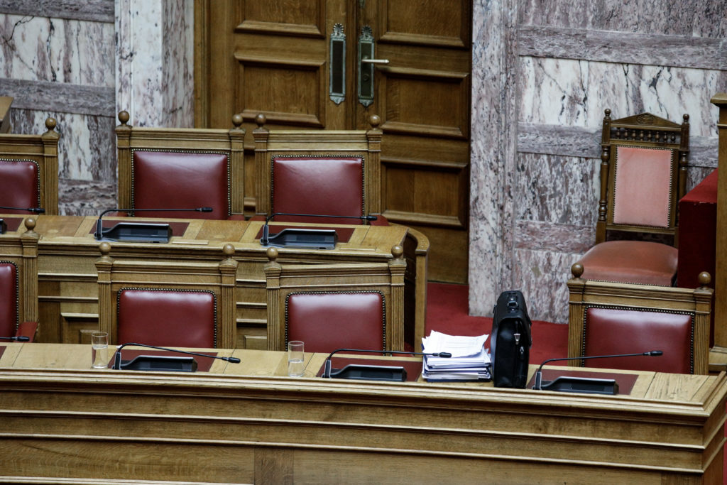 Με άδεια υπουργικά έδρανα η ΝΔ παραπέμπει τον Παπαγγελόπουλο στο Ειδικό Δικαστήριο