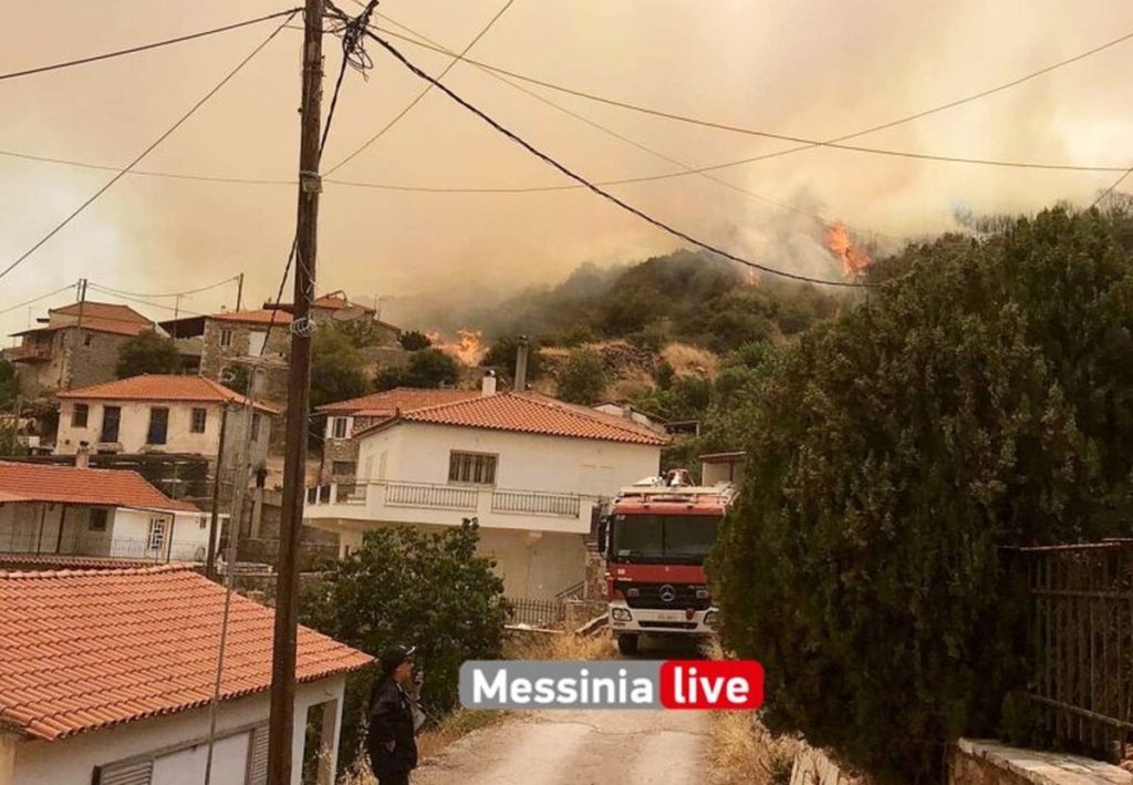 Φωτιά στο Πεταλίδι Μεσσηνίας – Εκκενώθηκε ο οικισμός Μαθία (Photos)