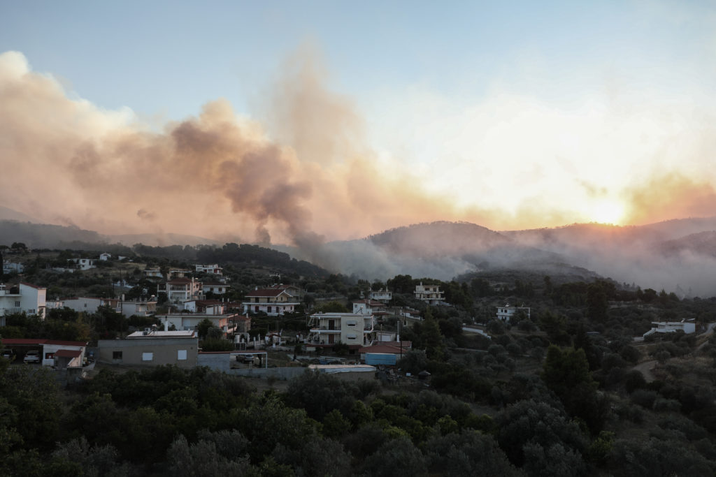 Ολονύχτια μάχη με τις φλόγες στην Κορινθία – Για δεύτερη ημέρα καίει το μέτωπο (Photos – Video)