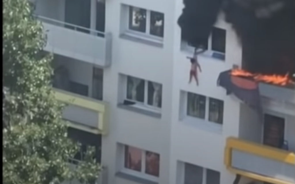 Τρομακτικό βίντεο: Παιδιά πηδάνε από τρίτο όροφο πολυκατοικίας στη Γαλλία για να σωθούν από τη φωτιά