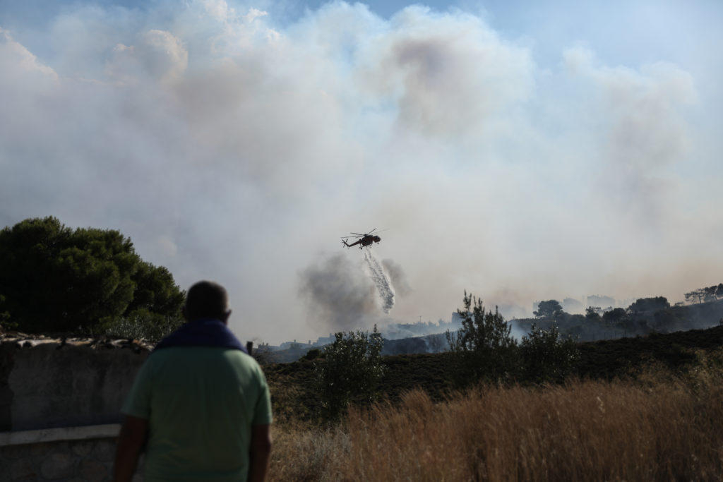 Βελτιωμένη η εικόνα στις Κεχριές Κορινθίας –  Μέχρι τη Λακωνία έφθασε ο καπνός (Photos – Video)