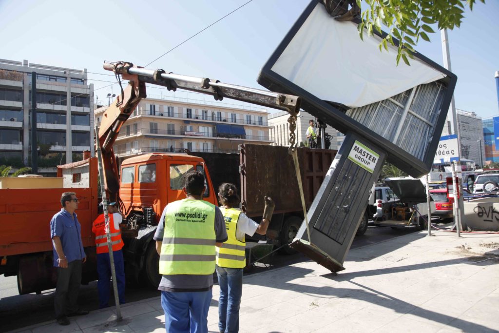 Επιστρέφουν οι διαφημιστικές πινακίδες σε πεζόδρομους και πλατείες με υπογραφή… επιτελικού κράτους