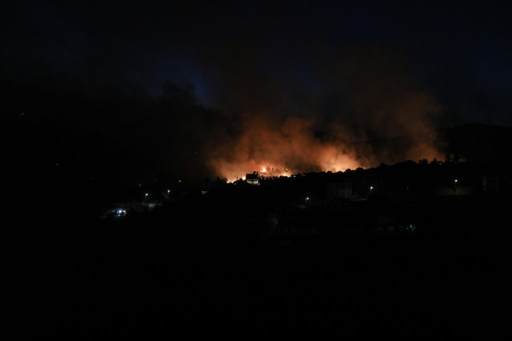 Φωτιά στις Κεχριές Κορινθίας: «Δύσκολη» και η αποψινή νύχτα (Photos)