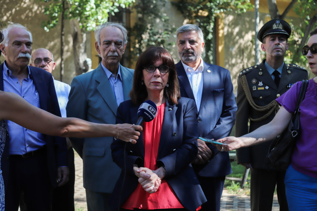 Στεφάνι στη μνήμη του αντιδικτατορικού αγώνα από την Κατερίνα Σακελλαροπούλου