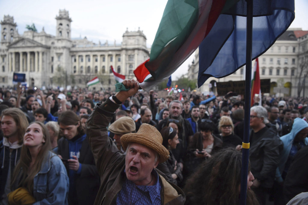 Στους δρόμους χιλιάδες Ούγγροι – Διαδηλώνουν υπέρ της ελευθερίας των μέσων ενημέρωσης