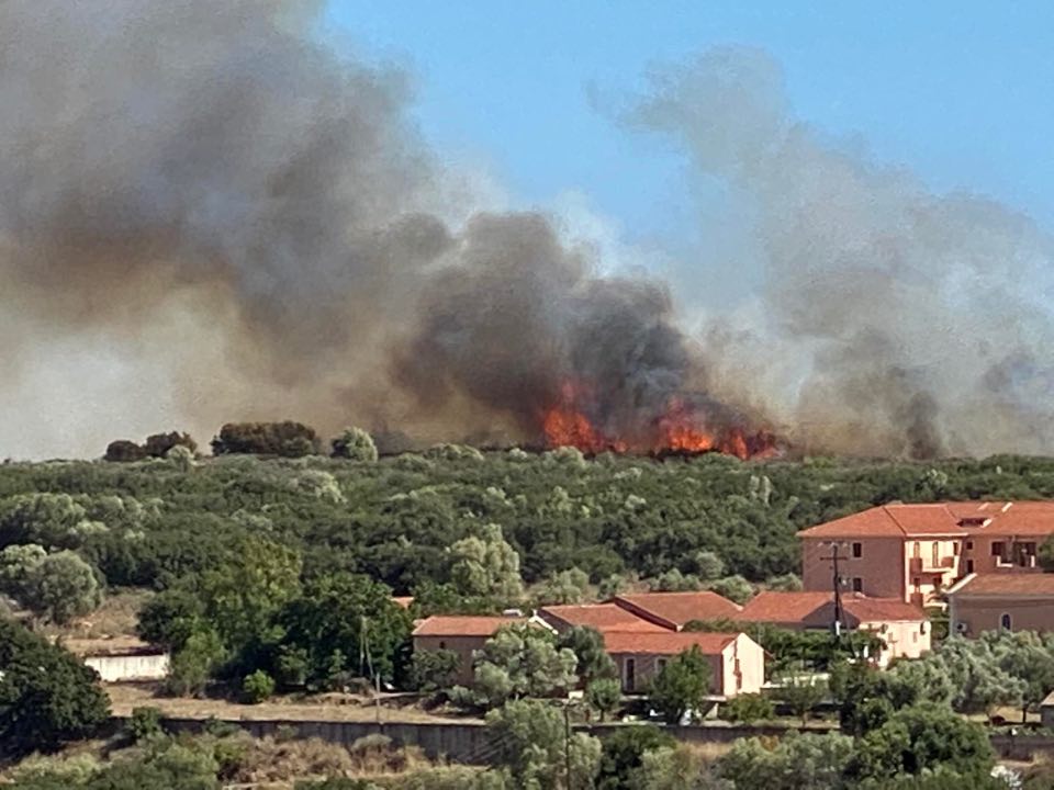 Μεγάλη φωτιά στην Κεφαλονιά – απειλήθηκαν οικισμοί (video – εικόνες)