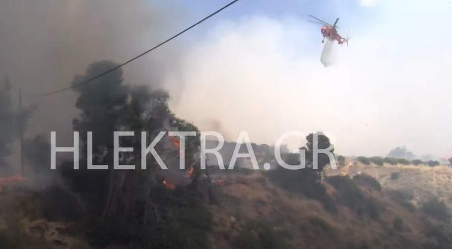 Ελικόπτερο που έσβηνε τη φωτιά στην Κορινθία «έλουσε» εικονολήπτη (video)