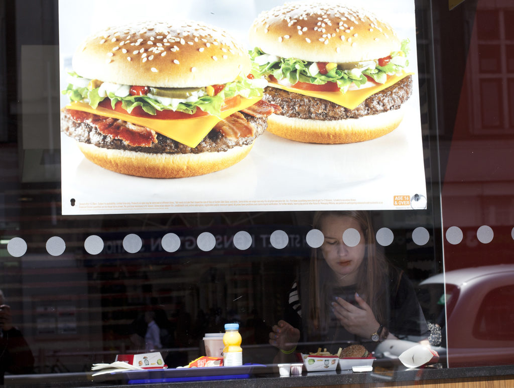 Βρετανία: Μερική απαγόρευση της διαφήμισης του πρόχειρου φαγητού με στόχο την παχυσαρκία