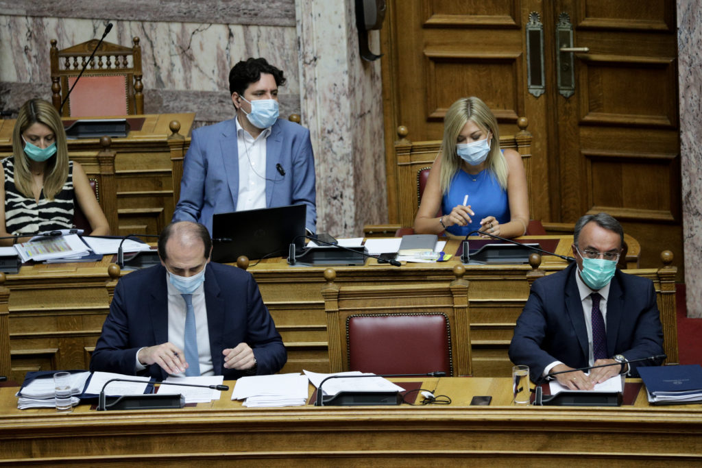 Υποχρεωτική η μάσκα και στις συνεδριάσεις της Βουλής