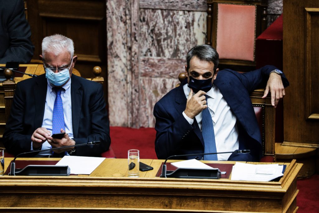 Ο Μητσοτάκης επικροτεί τη χρήση μάσκας στη Βουλή αλλά για τις εκκλησίες κουβέντα
