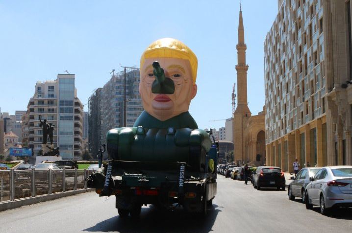 Βηρυτός: Τεθωρακισμένο με το πρόσωπο του Τραμπ κόβει βόλτες στη πόλη
