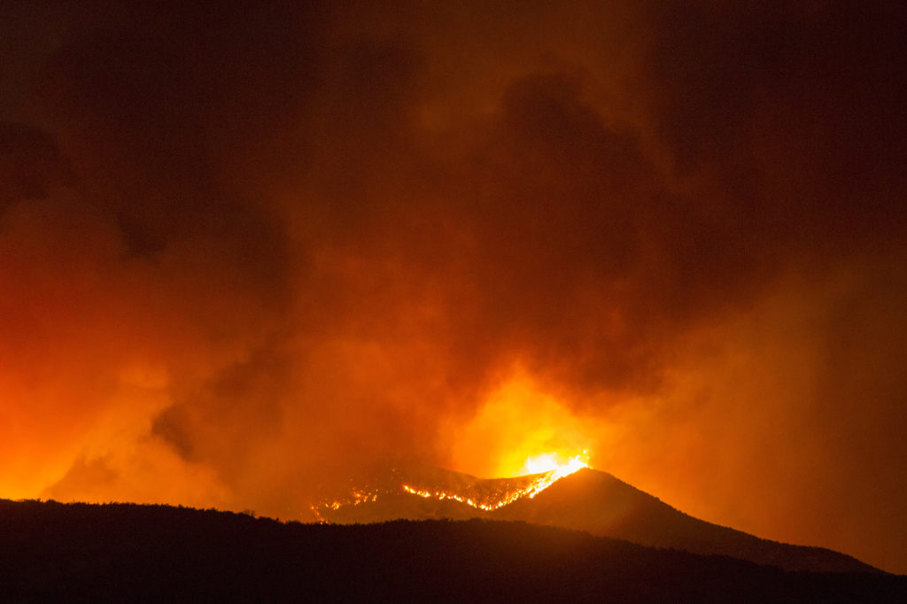 ΗΠΑ: Σχεδόν 8.000 άνθρωποι εγκατέλειψαν τα σπίτια τους στη νότια Καλιφόρνια λόγω της πυρκαγιάς “Apple Fire”