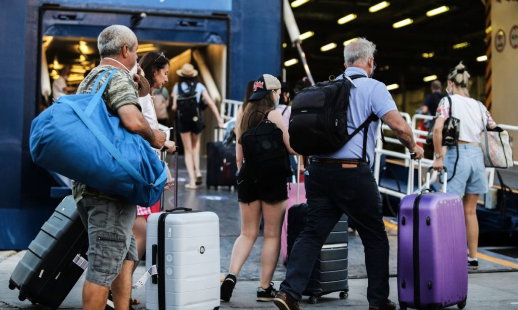 Παρά την αλματώδη αύξηση κρουσμάτων, αυξάνεται η πληρότητα των πλοίων στο 80-85% (Video)