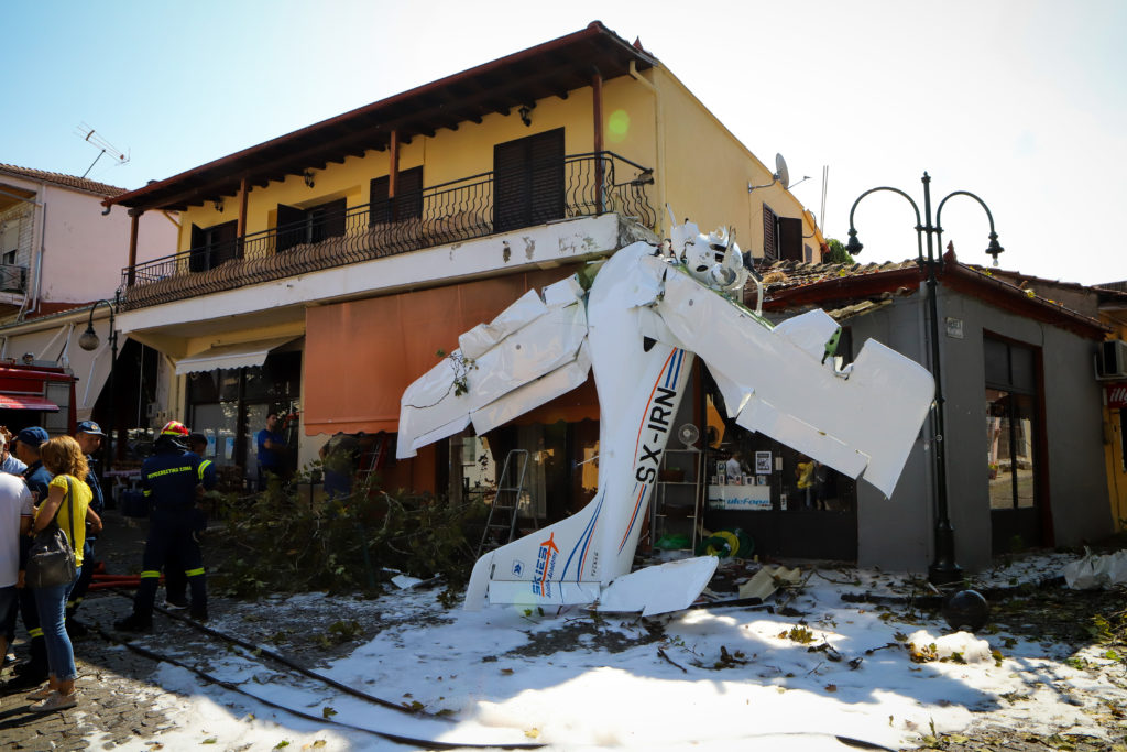 Έπεσε μονοκινητήριο αεροπλάνο στην πρόσοψη σπιτιού στις Σέρρες (Video – Photos)
