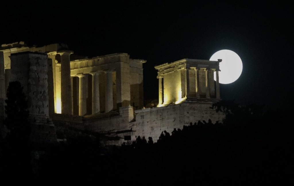 Εικόνες από την αυγουστιάτικη πανσέληνο (Photos)