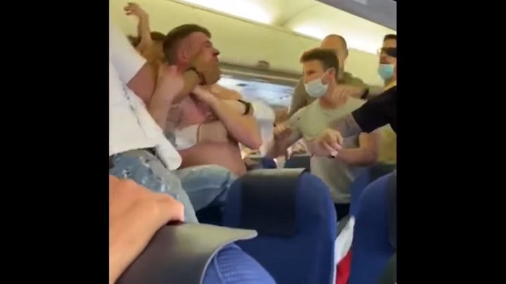 Άγριος καβγάς σε αεροπλάνο με επιβάτες που αρνήθηκαν να φορέσουν μάσκες (Video)