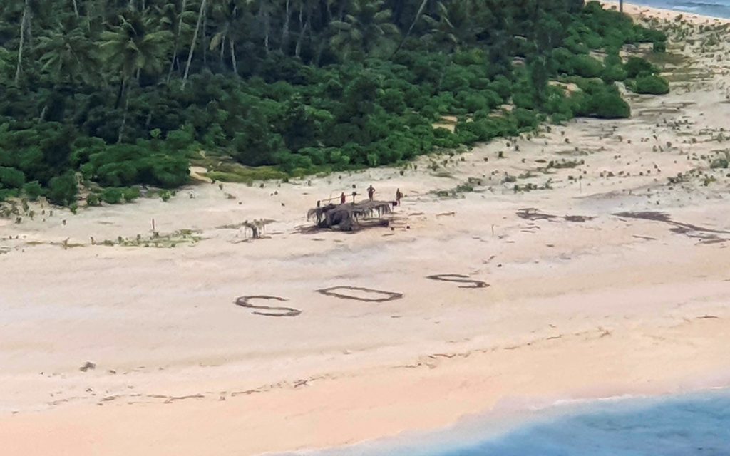 Τρεις ναυαγοί σε νησί του Ειρηνικού έγραψαν SOS στην άμμο και διασώθηκαν (Photos)