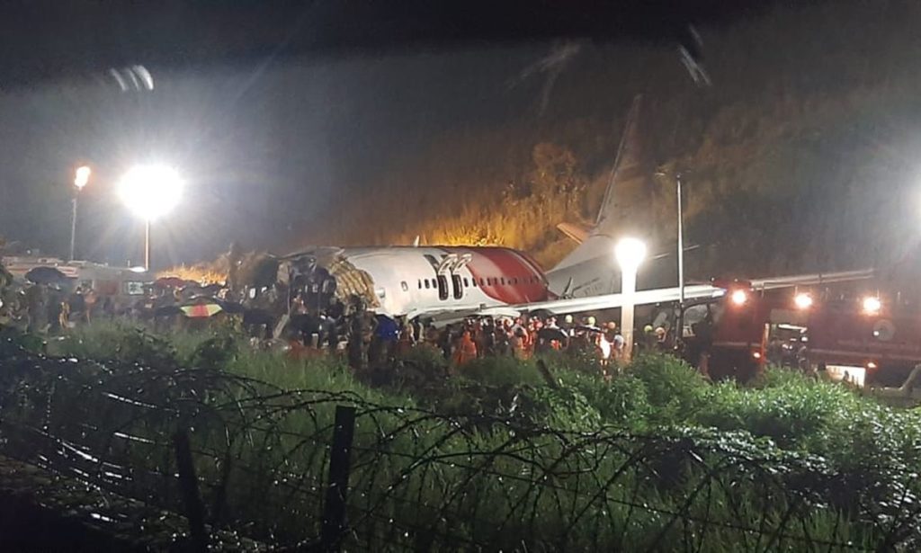 Συντριβή αεροσκάφους στην Ινδία: Τουλάχιστον 14 νεκροί και δεκάδες τραυματίες (Photos – Video)