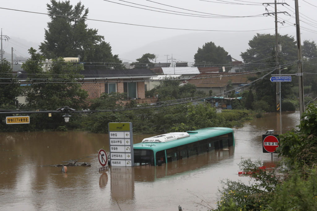 Νότια Κορέα: 21 νεκροί από τις καταρρακτώδεις βροχές