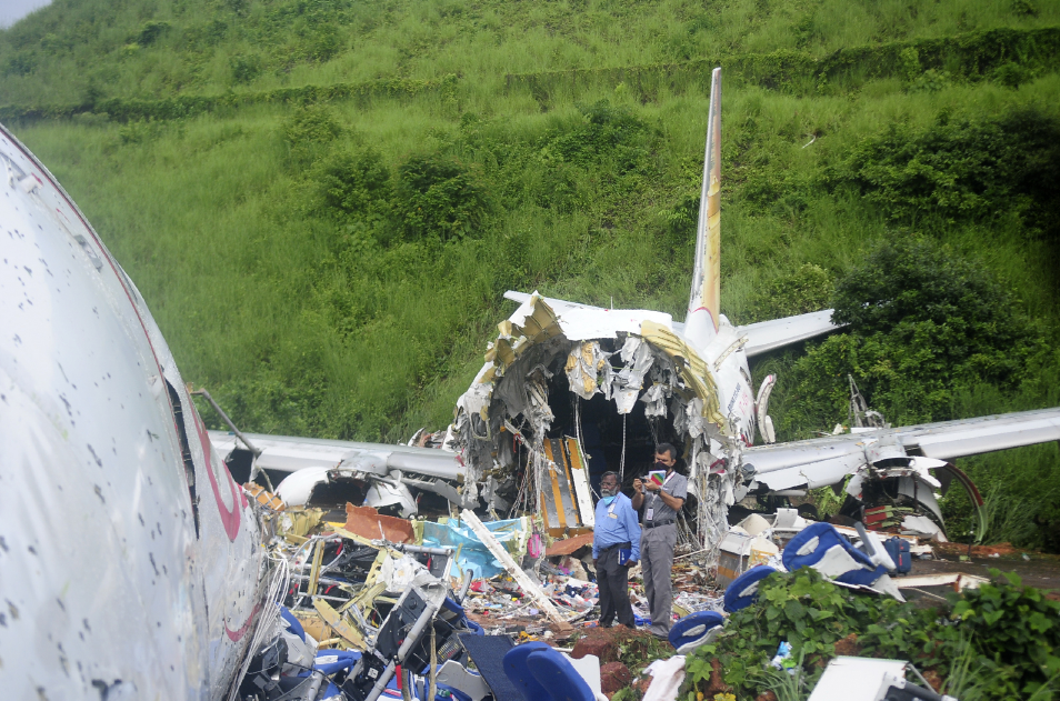 Ινδία: Στους 18 οι νεκροί από τη συντριβή αεροσκάφους – Ανακτήθηκαν τα δύο μαύρα κουτιά