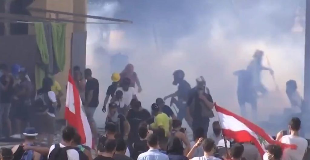 Βηρυτός: Δακρυγόνα από την αστυνομία κατά διαδηλωτών που προσπάθησαν να μπουν στο κοινοβούλιο (video)