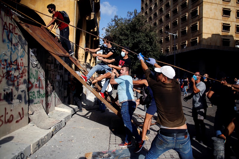 Λίβανος: Έφοδος διαδηλωτών στο υπουργείο Εξωτερικών – πυροβολισμοί στο κέντρο της Βηρυτού