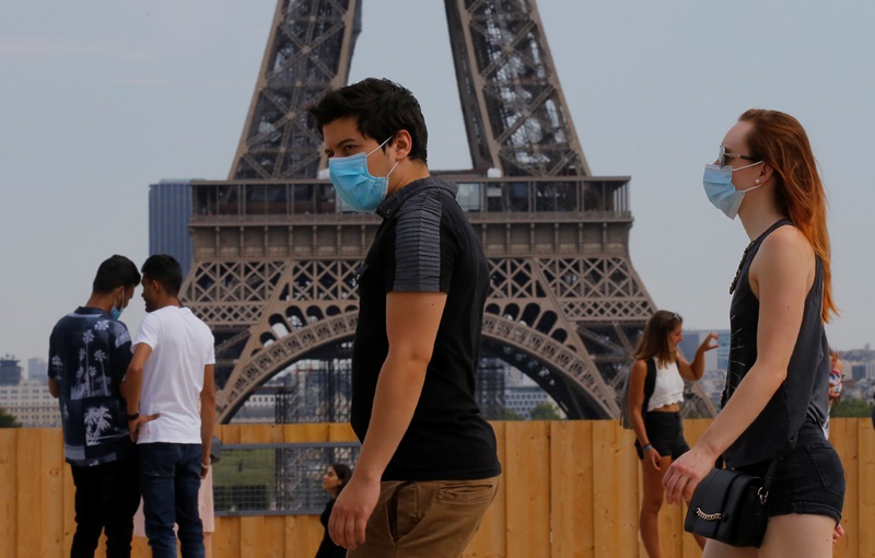 Γαλλία: Χρήση μάσκας ακόμα και σε εξωτερικούς χώρους