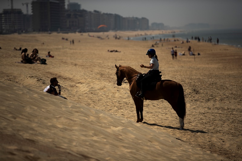 Βέλγιο: Επεισόδια και προσαγωγές σε παραλία λόγω των μέτρων κατά της πανδημίας