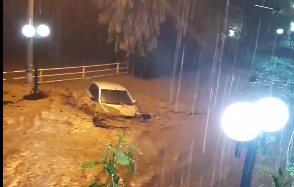 Ψαχνά Ευβοίας: Σοκαριστικό βίντεο με το δρόμο να έχει μετατραπεί σε ποτάμι παρασέρνοντας αυτοκίνητo (Video)