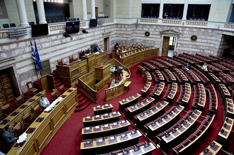 Η σιωπή για τα εθνικά είναι χρυσός, προτιμότερες οι διακοπές