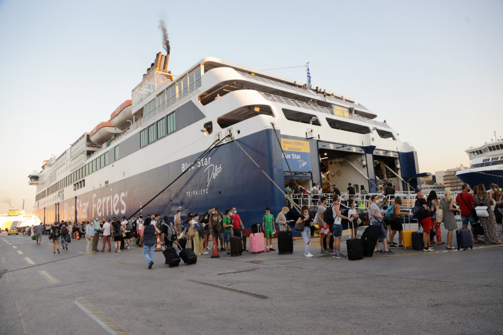 Επιστροφή με τεστ κορονοϊού για τους εκδρομείς του Δεκαπενταύγουστου σε Πειραιά και Ραφήνα