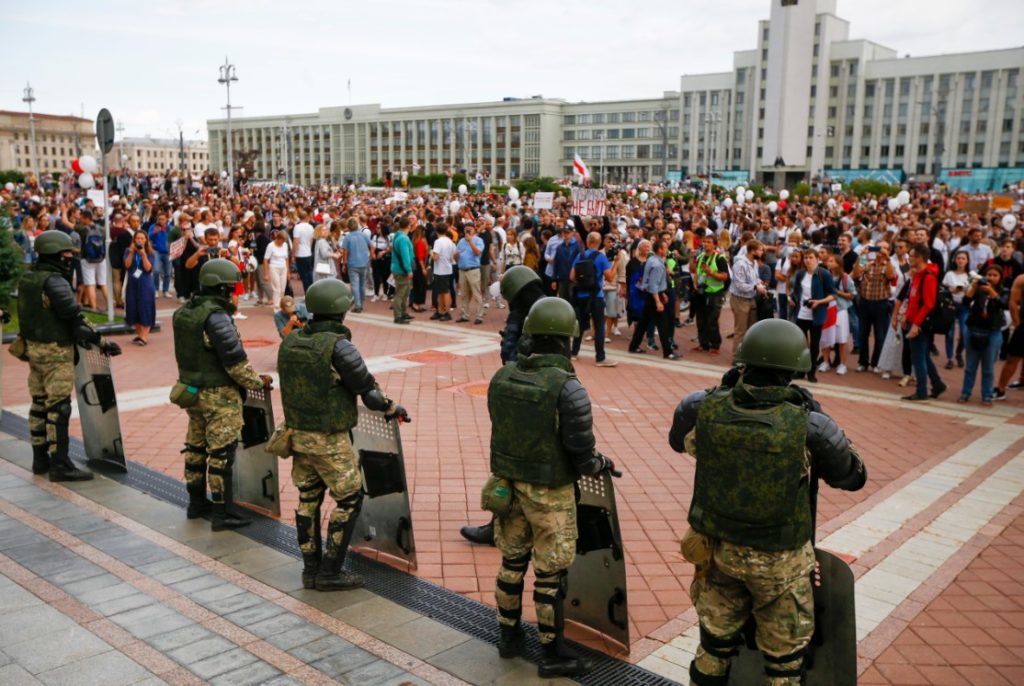 Η Ρωσία δηλώνει έτοιμη να βοηθήσει ακόμη και στρατιωτικά τη Λευκορωσία
