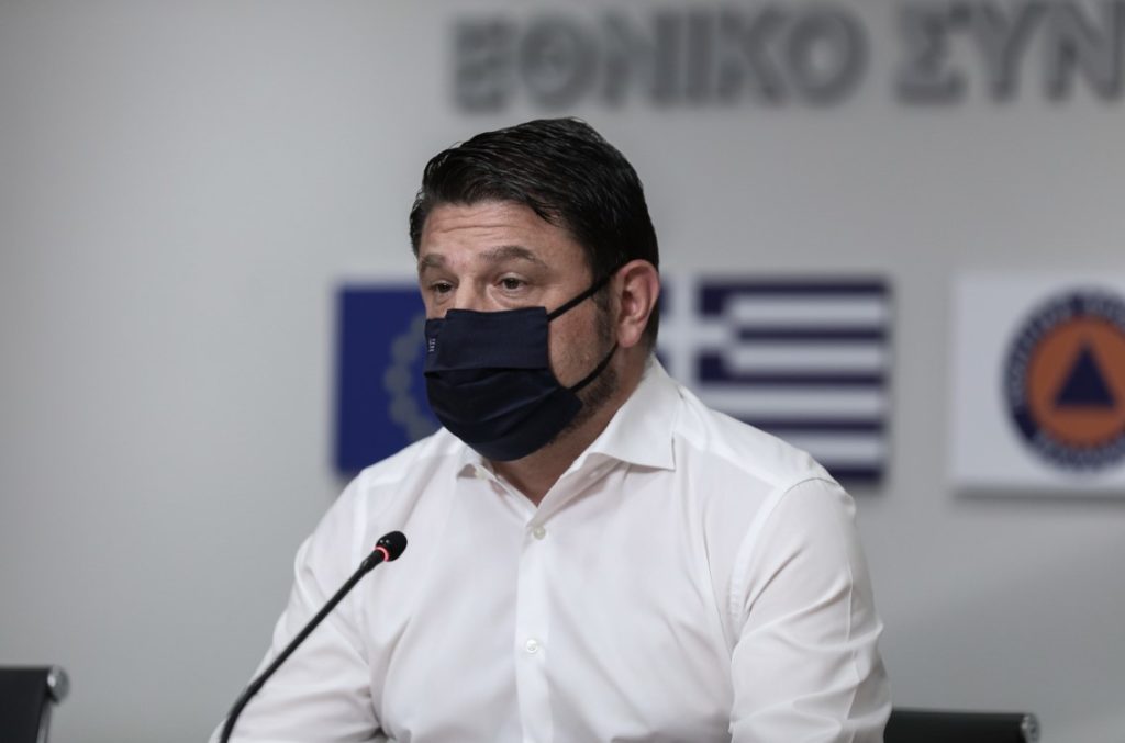 Ο Χαρδαλιάς αθωώνει τον τουρισμό και ρίχνει στους έλληνες πολίτες την ευθύνη για την έξαρση των κρουσμάτων κορονοϊού