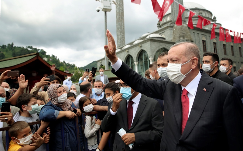 Guardian: Η Ευρώπη αγνοεί τον νταή Ερντογάν με δικό της ρίσκο