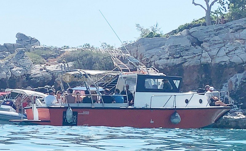 Δεν χάνει ευκαιρία για διακοπές ο Μητσοτάκης – Στα Σφακιά σε τουριστικό σκάφος χωρίς μάσκα (Photos – Video)