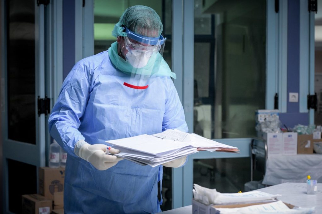 Η Ομοσπονδία Νοσοκομειακών Γιατρών καταγγέλλει αποσιώπηση κρουσμάτων κορονοϊού