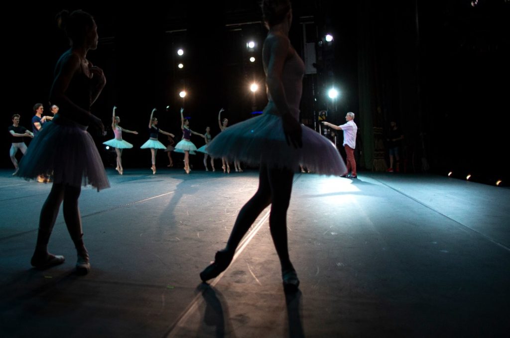 Ρωσία: Δεκάδες χορευτές θεάτρου θετικοί στον κορονοϊό – Τρεις νοσηλεύονται