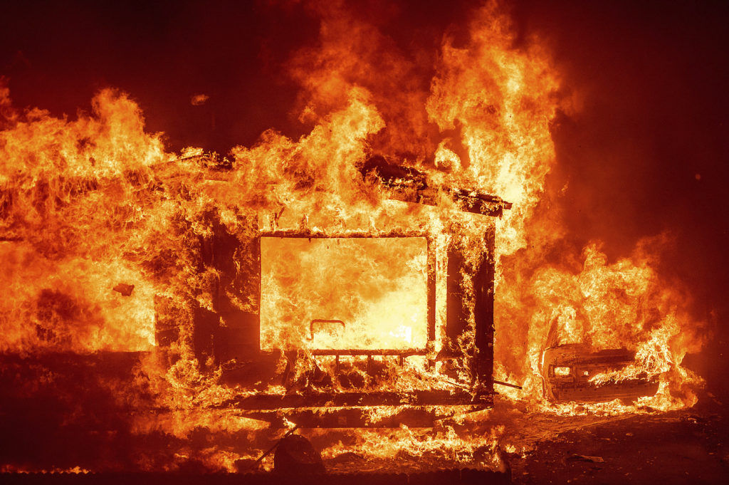Στις φλόγες η Καλιφόρνια – Χιλιάδες σπίτια χωρίς ηλεκτρικό ρεύμα