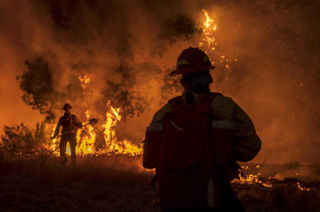 Μαίνονται οι πυρκαγιές στην Καλιφόρνια – Χιλιάδες άνθρωποι εγκατέλειψαν τα σπίτια τους (Photos)