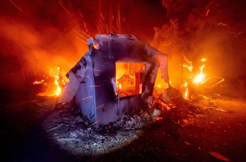 Καλιφόρνια: Καταστροφικές πυρκαγιές με δύο νεκρούς – Χιλιάδες εγκατέλειψαν τις εστίες τους